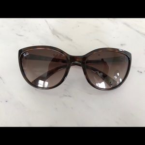 Women’s New without tags Ray Ban sunglasses